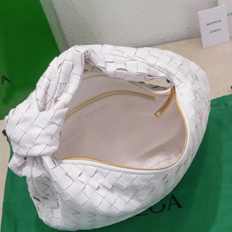 Batch 1460 BV Bottega Veneta 2022 Early Spring New Ladies Medium JODIE Handbag BV Bag 🔥The new method is to round the corners on the original basis and knot the round hobo bag with classic woven leather. The most iconic triangular pull-out design, using sheepskin draped soft shape, is super suitable for concave shapes~ Jodie feels really gentle to people, and is definitely the best item for daily matching. It has the same weave, new elements and twists, and is versatile. It is the new favorite of street style Internet celebrities! Size: 36*21*13 Model: 6697